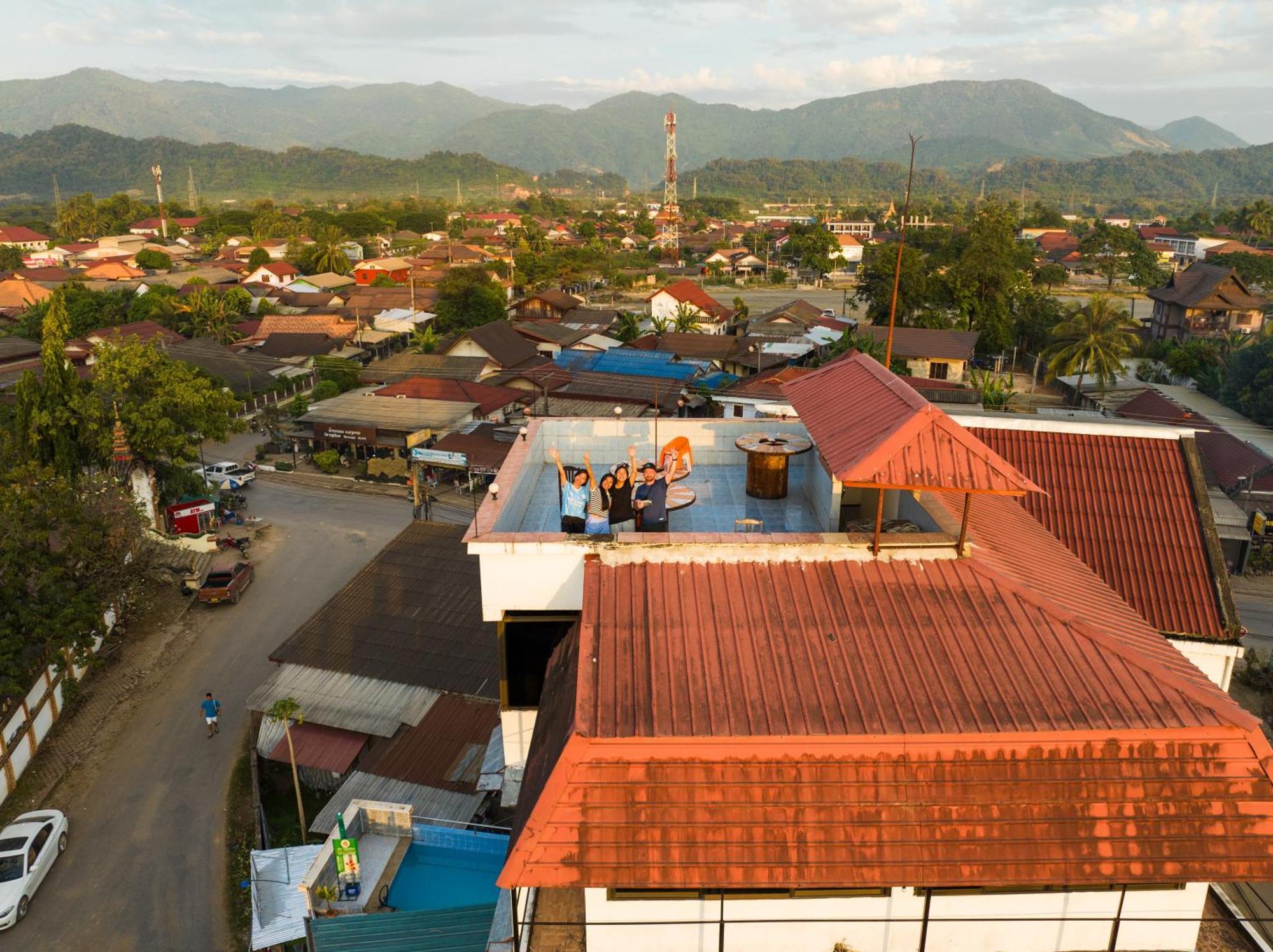 Easy Go Backpacker Hostel Vang Vieng Bagian luar foto