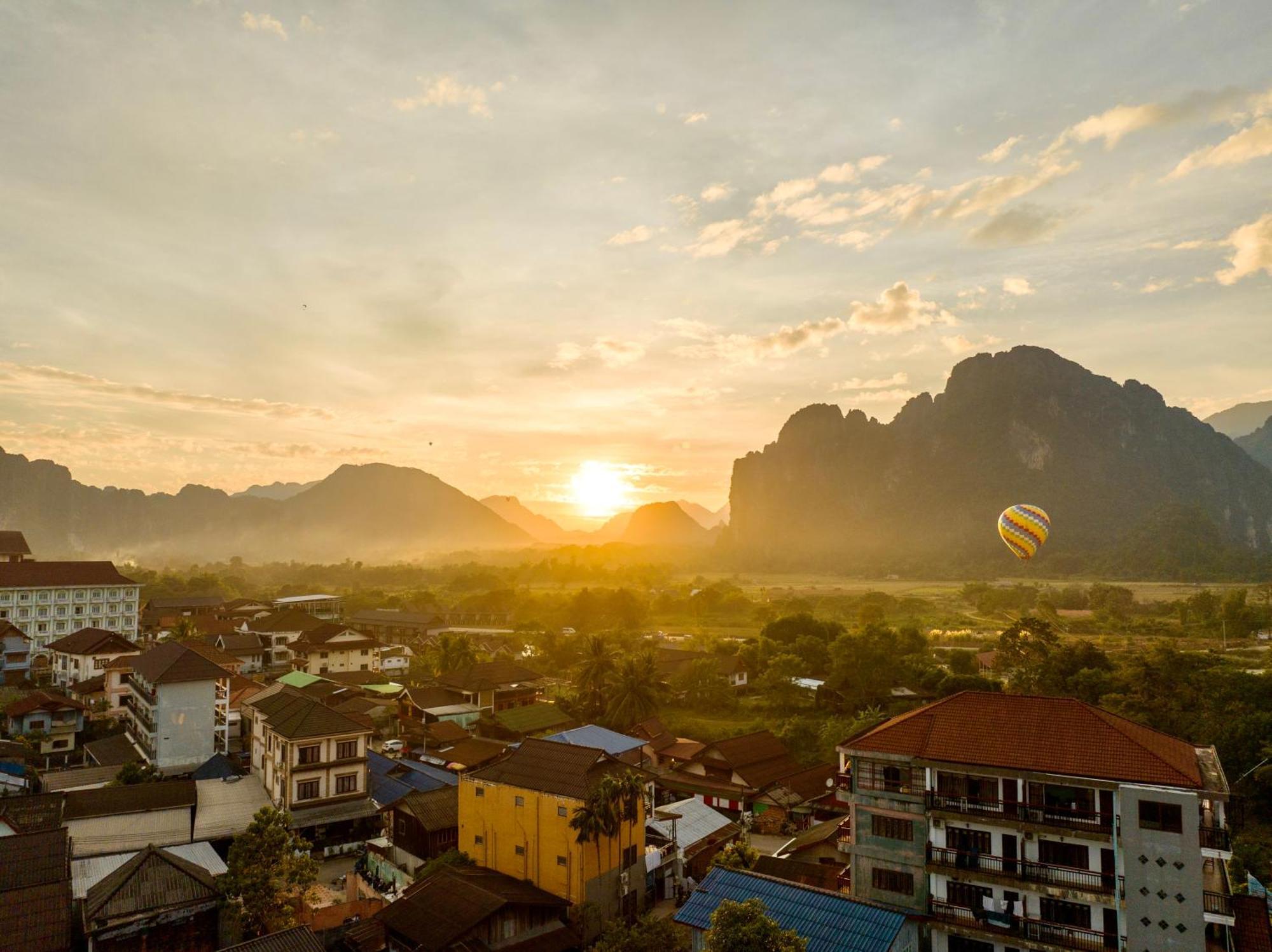 Easy Go Backpacker Hostel Vang Vieng Bagian luar foto